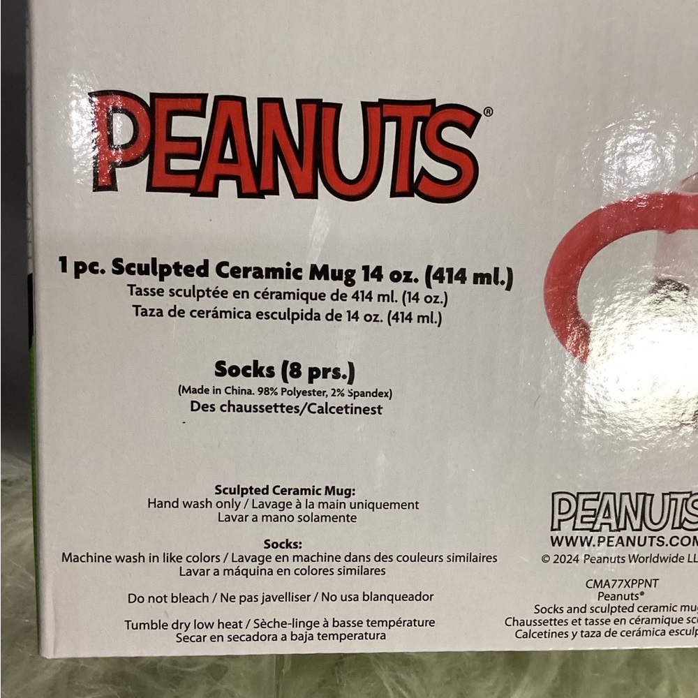 Bioworld Peanuts Snoopy 14oz Sculpted Mug & 8 Pair Crew Socks Christmas Gift Set - Picture 7 of 13